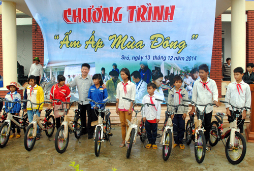 Tặng xe đạp cho các em học sinh nghèo học giỏi